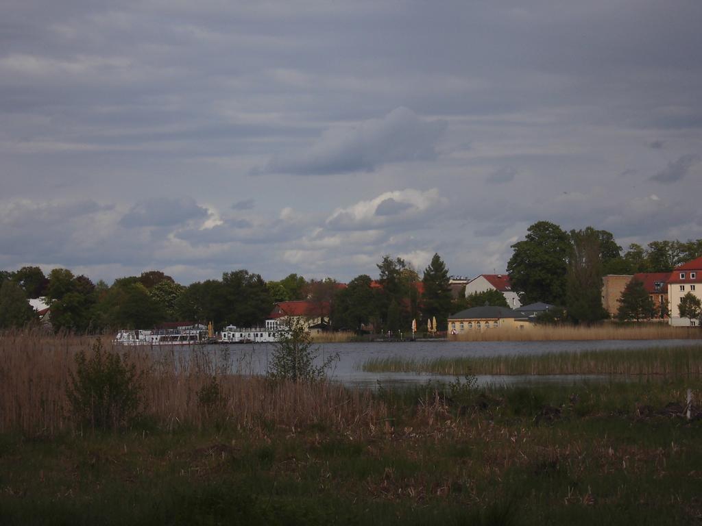 Schlossparkferienwohnungen Rheinsberg Mit Garten Extérieur photo
