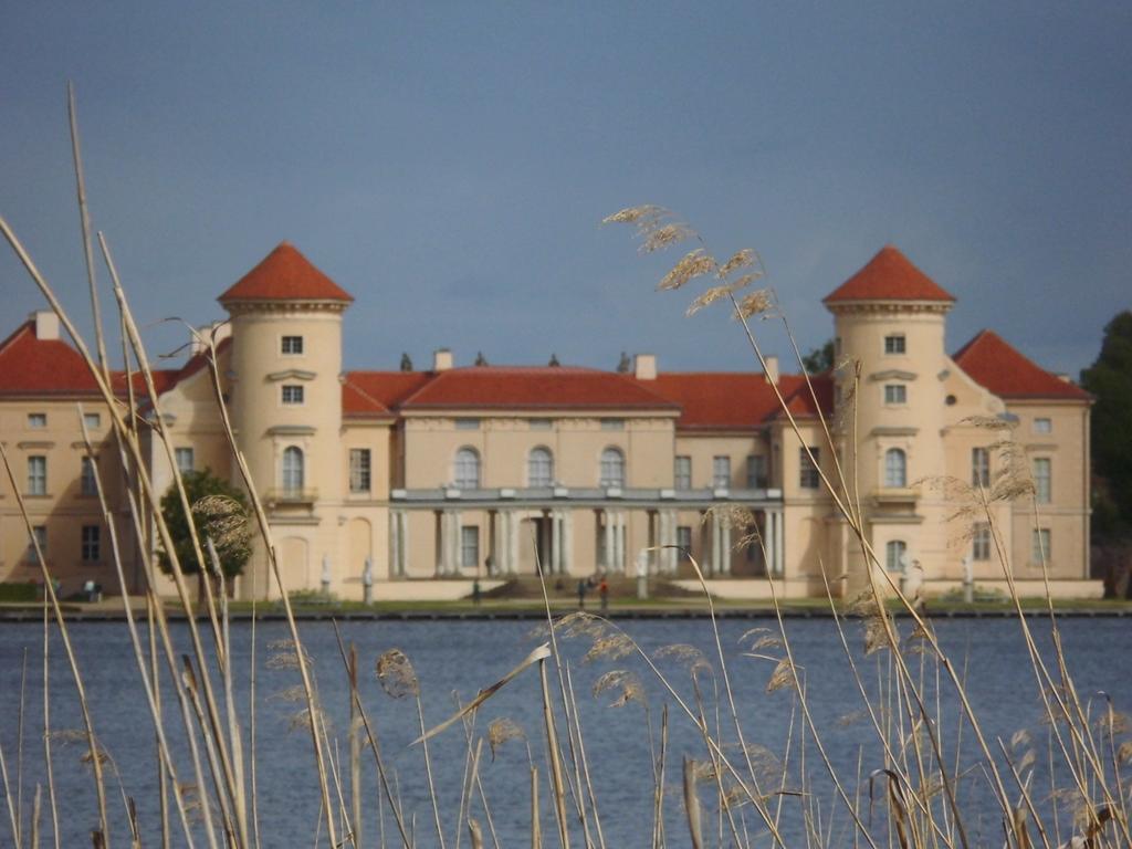Schlossparkferienwohnungen Rheinsberg Mit Garten Extérieur photo