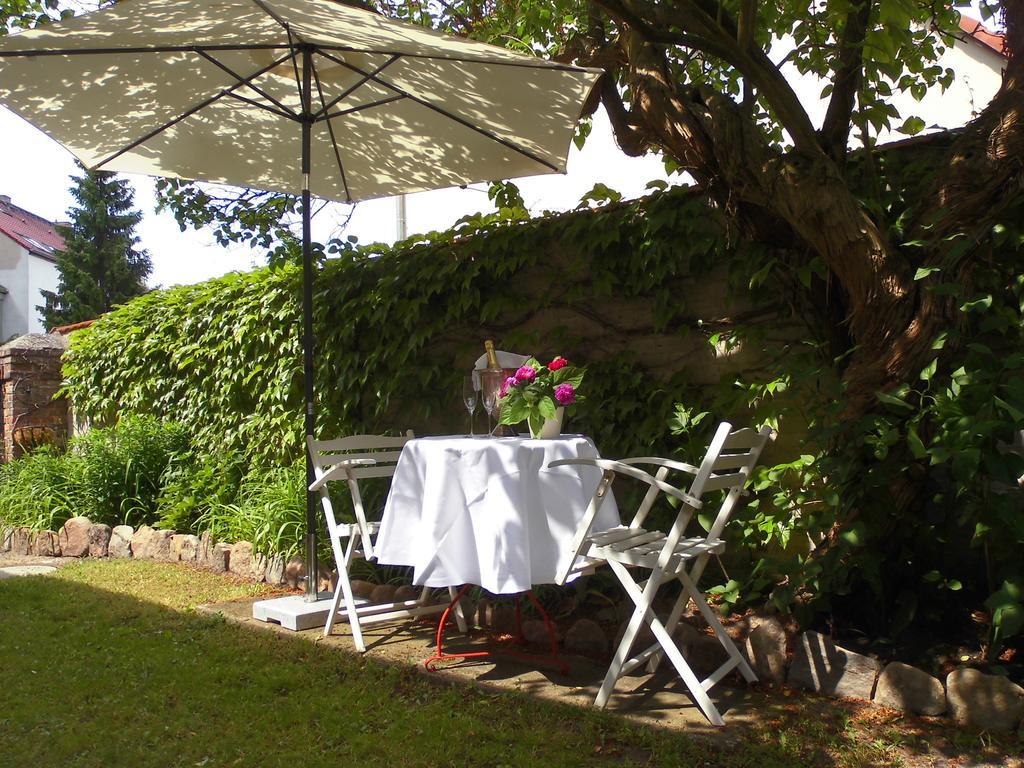 Schlossparkferienwohnungen Rheinsberg Mit Garten Extérieur photo