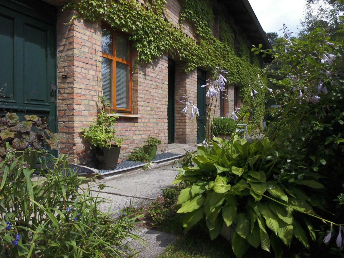 Schlossparkferienwohnungen Rheinsberg Mit Garten Extérieur photo