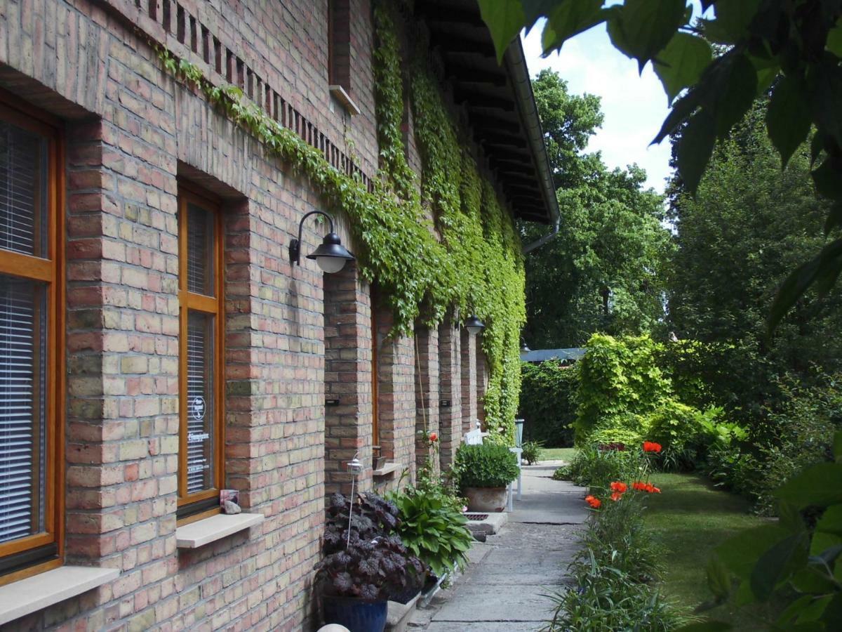 Schlossparkferienwohnungen Rheinsberg Mit Garten Extérieur photo