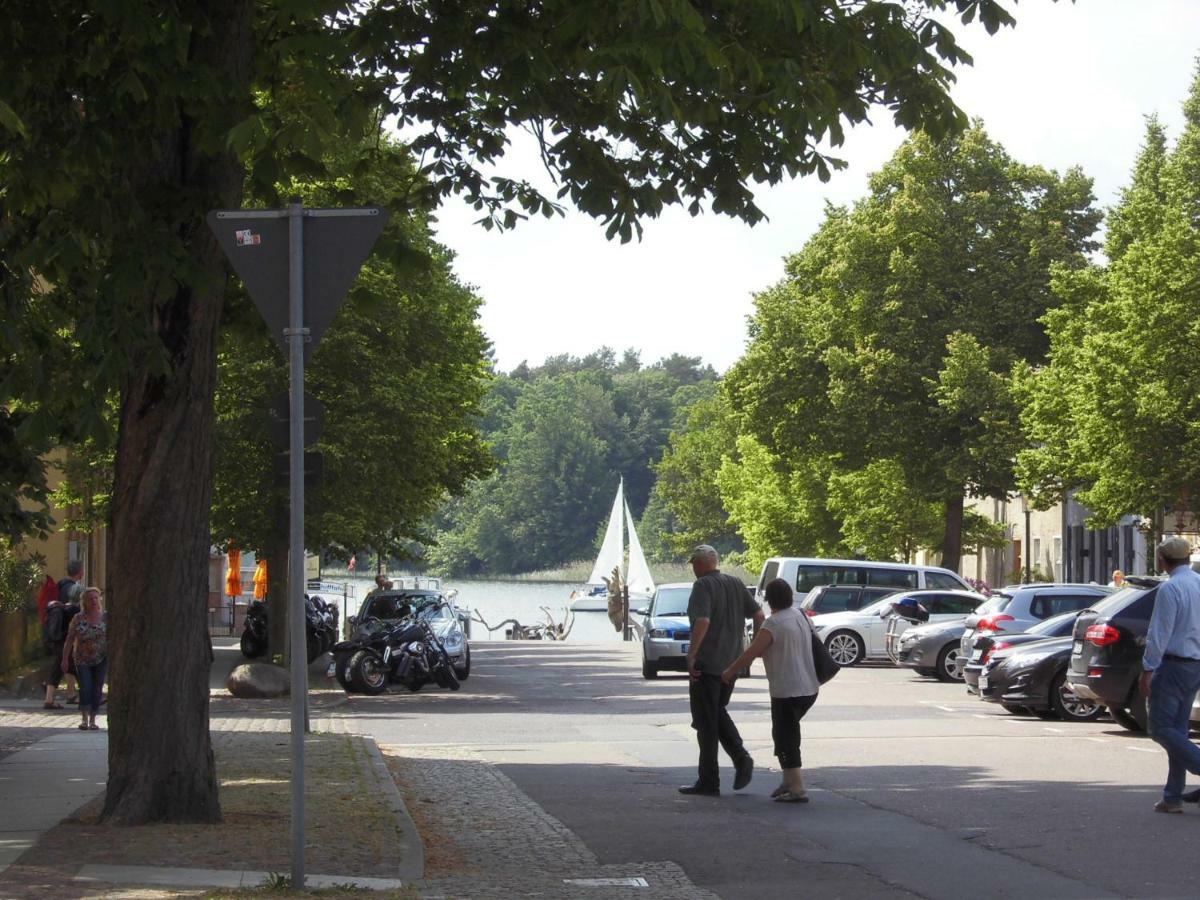 Schlossparkferienwohnungen Rheinsberg Mit Garten Extérieur photo